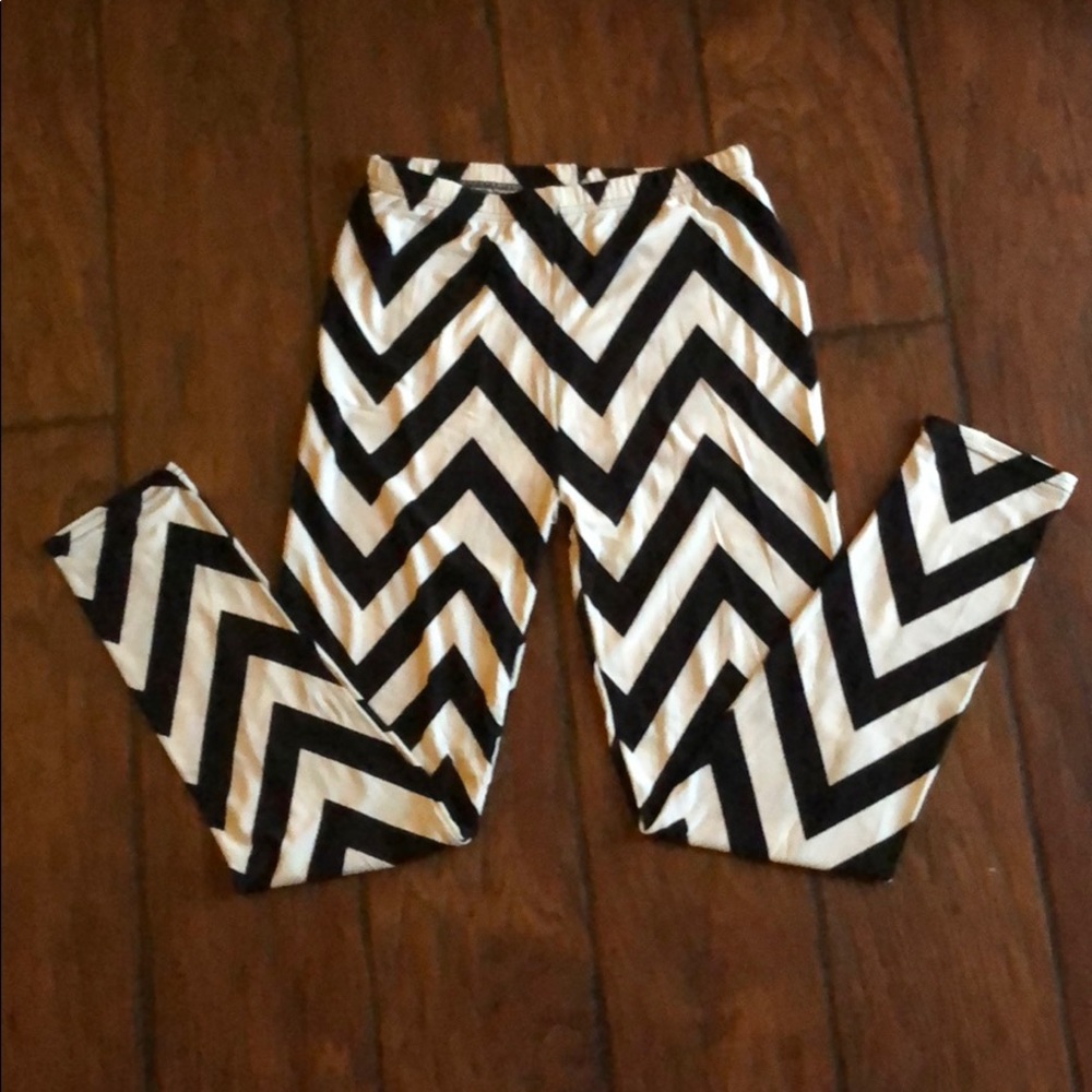 Black & White Chevron Leggings